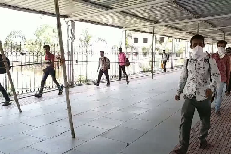 Special train reached Jasidih station with workers from Surat