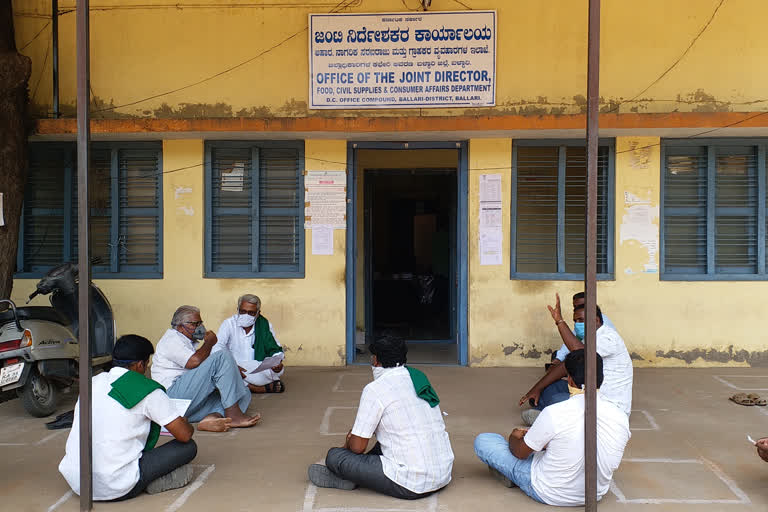 Officers not support farmers at Bellary Corn Purchase Center