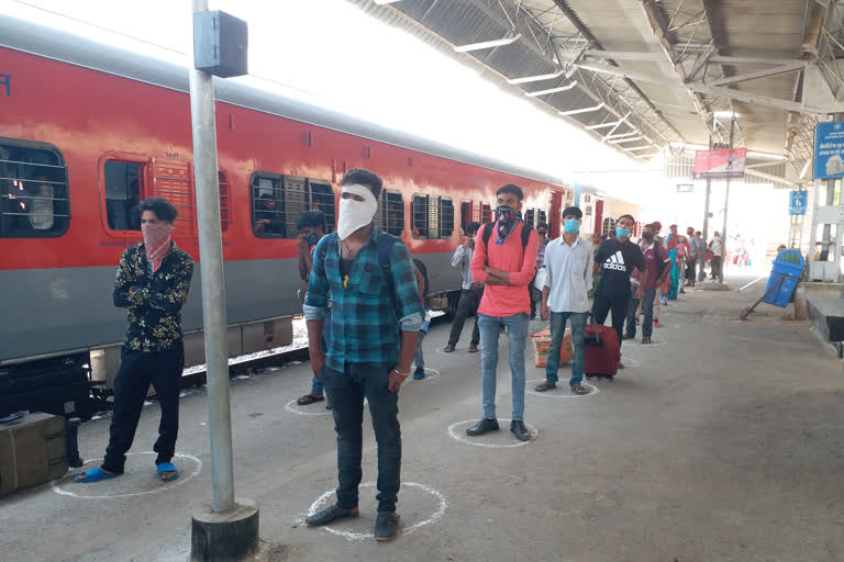 special train reached to jaunpur from vadodara