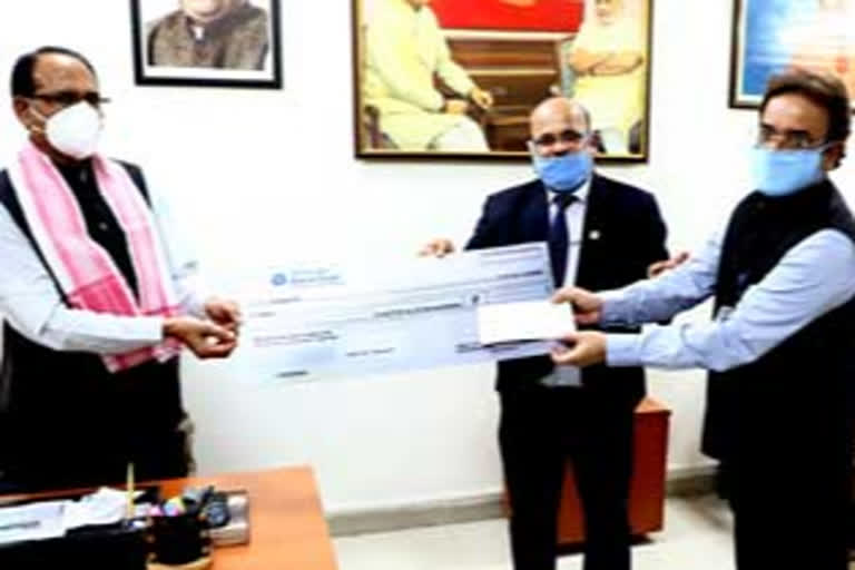 Indian Bank employees donated 25 lakh rupees to Chief Minister Shivraj Singh