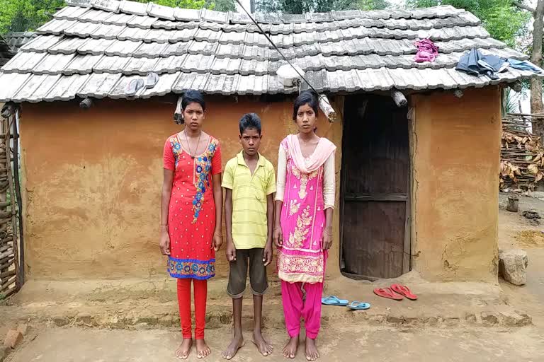 3 helpless from Khajurikhaman village are looking for a way to survive