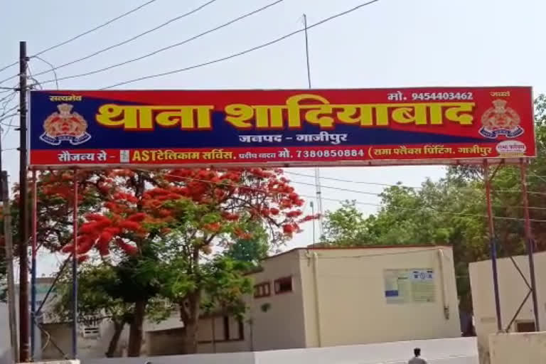 सिलेंडर में आग लगने से सास-बहू और पिता-पुत्री झुलसे.