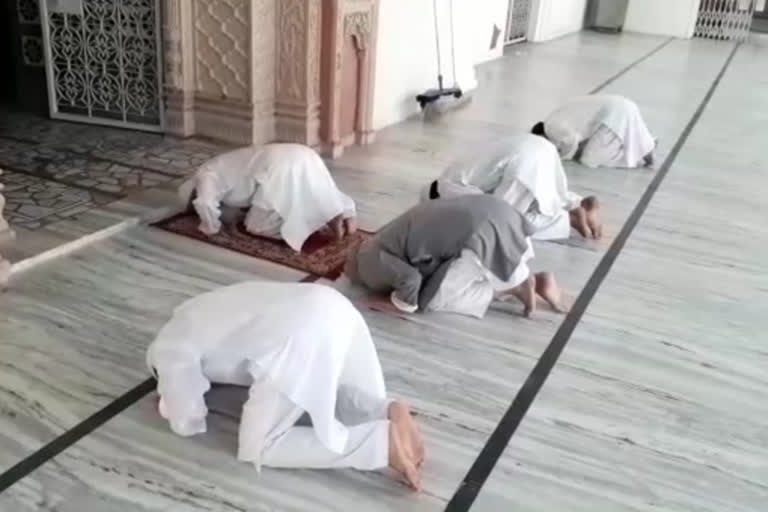 people offer namaz at home in meerut uttar pradesh