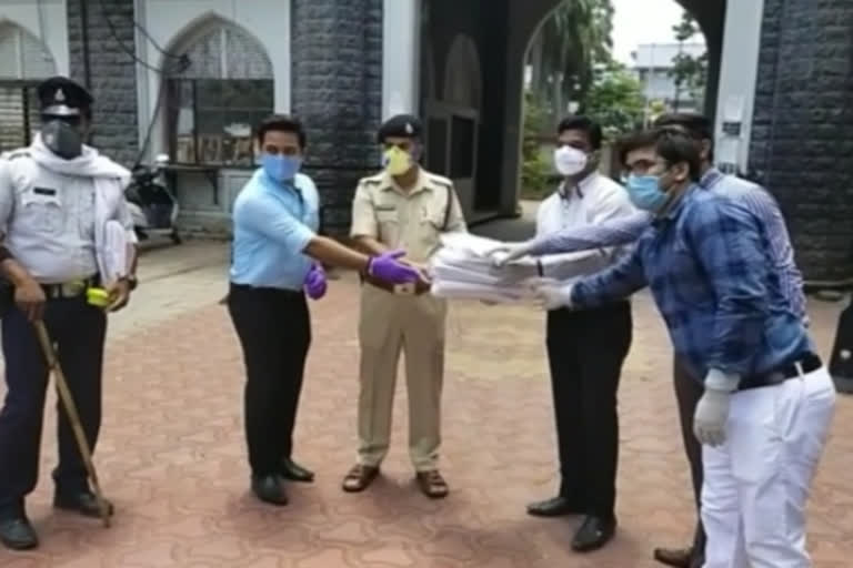 60 thousand PPE kit, mask and sanitizer given to Indore police by a family of indore