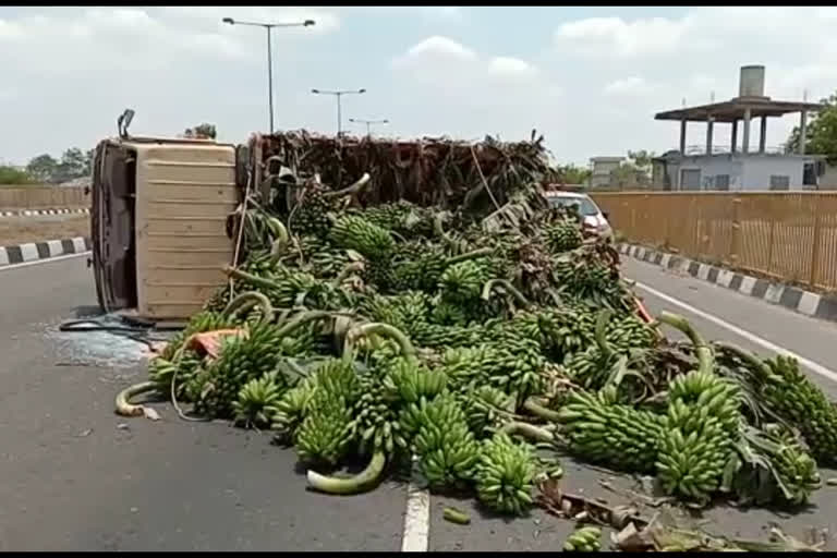 banana lorry blotha in prakasam dst due to tire punher on highway