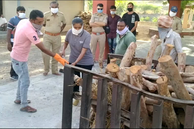 female police personnel completed the funeral of unknown dead body