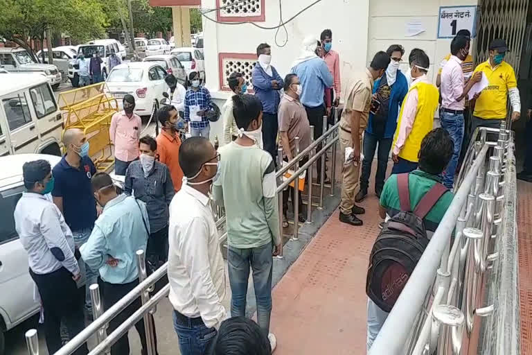 ई-पास नहीं बनने से लोग परेशान, People are upset due to not having an e-pass