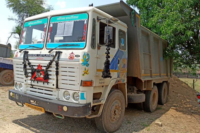 SDM and police seized three highways vehicles illegally transporting sand in Sidhi