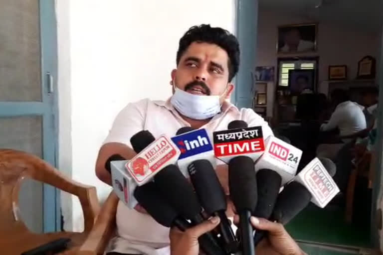 Maharajpur MLA Neeraj Dixit accuses the Chief Minister of bias in Chhatarpur