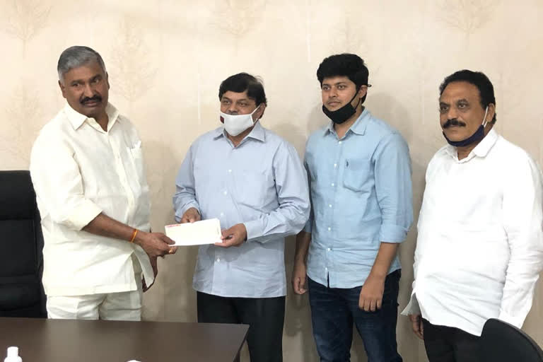 peddieddy gopalareddy giving cheque to ap cm relief fund