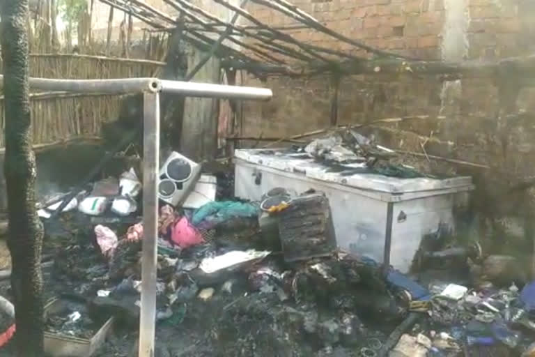 burning-house-of-3-families-living-in-the-same-house-in-hoshangabad