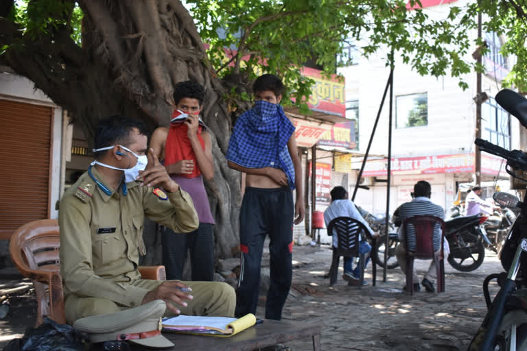 दारोगा ने नाबालिग बच्चों के कपड़े उतरवाकर मुंह मे बंधवाया.