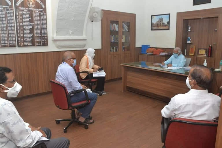 The commissioner held a meeting with officials to fix the drainage system of the city before the rainy season.