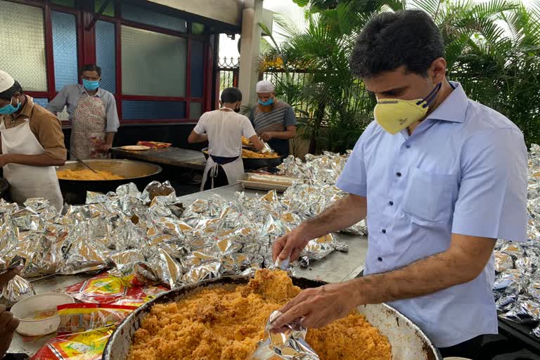 Rizwan arshad distributed food to Shivajinagar lockdown victims