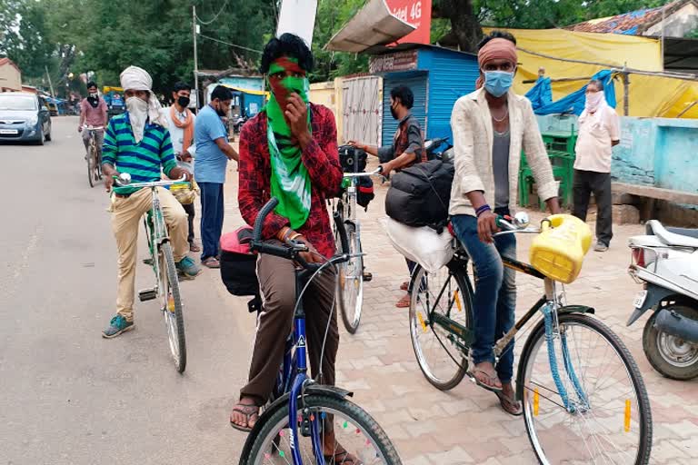 Laborers reached Gumla by cycling from Chhattisgarh