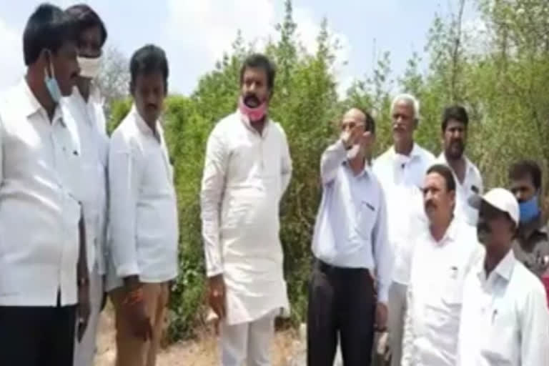 MLA Harshavardhan Reddy examines the work of the Zildar Thippa project with Irrigation officials