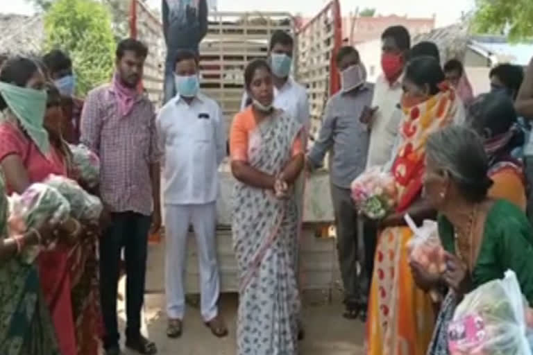 ZPTC Member Swarupa Vegetables Distribution for poor peoples in Munugodu Nalgonda district