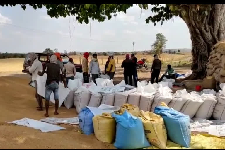 Farmers upset due to not weighing for several days at Raisen procurement center