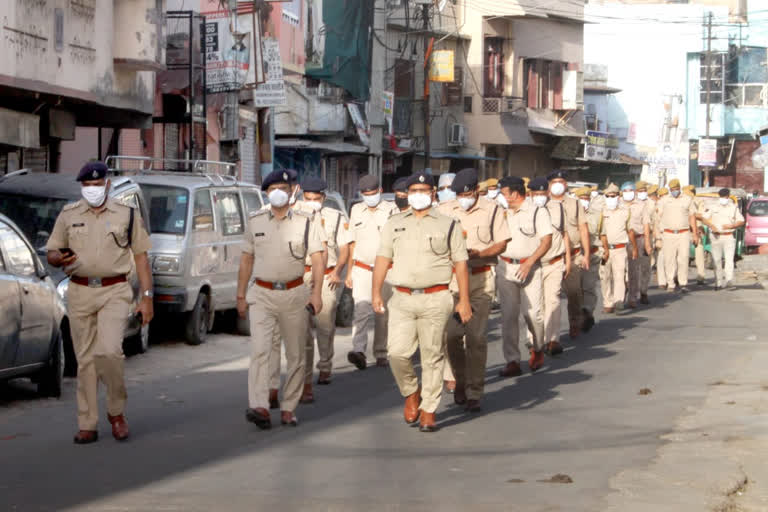 कोटा न्यूज, कोटा में पुलिसकर्मियों पर की पुष्प वर्षा, कोटा न्यूज, kota news, flag march of police in kota