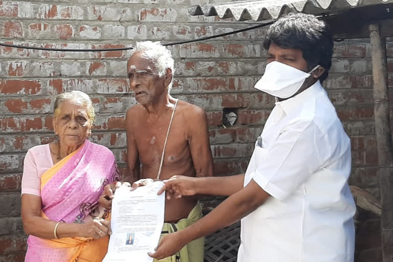 MLA Tamizhselvan supports old aged couple and gave relief fund