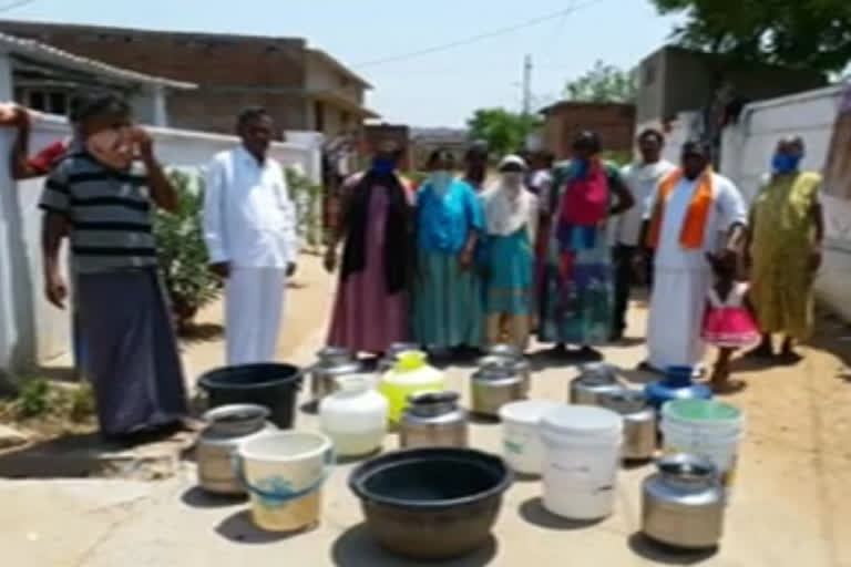 udayagiri st colony people protest with buckets for no water