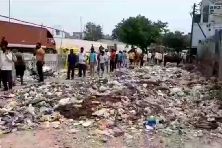 mess of garbage  outside the liquor store in Ghaziabad