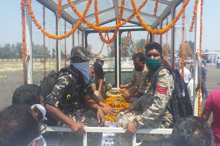 dead-body-of-martyr-shyam-kishore-sharma-reached-sarguja-by-helicopter