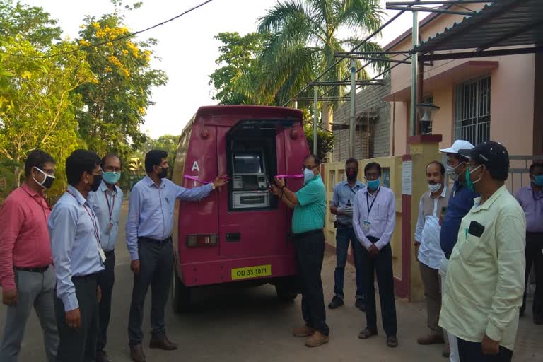 axis-bank-provide-mobilevan-atm-facilities-in-containment-zone-of-jajpur