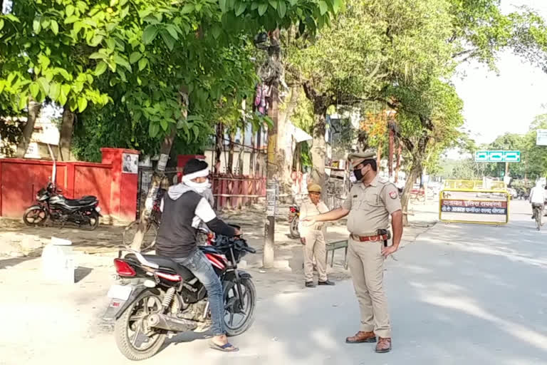 बैरिकेडिंग लगाकर पुलिस ने किया चालान.