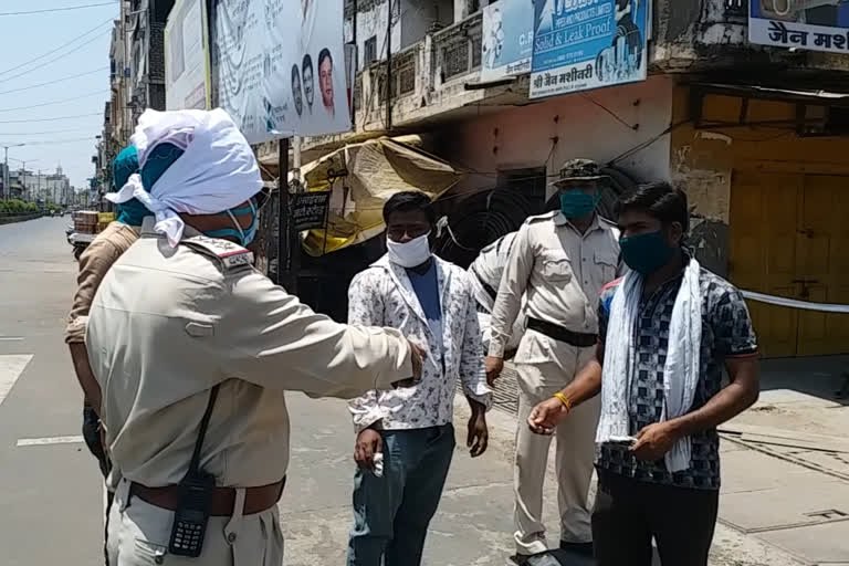 Police crackdown on those who violated the lockdown in Khargone