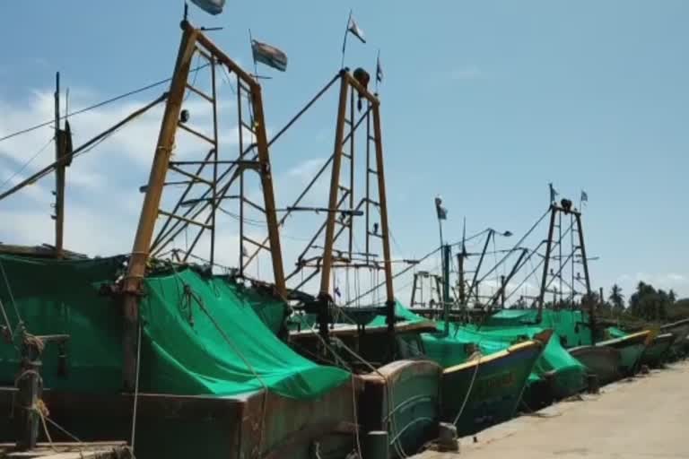 puducherry fishermen protect their boats with cloths