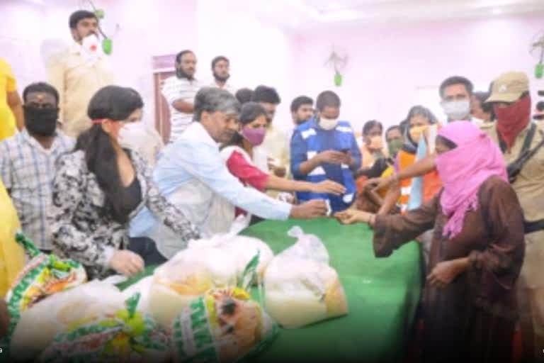 actress alekhya distributed groceries to jala mandali employees in secundrabad