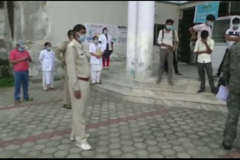 uttar pradesh and bihar Workers trying to escape from quarantine centre in chaibasa