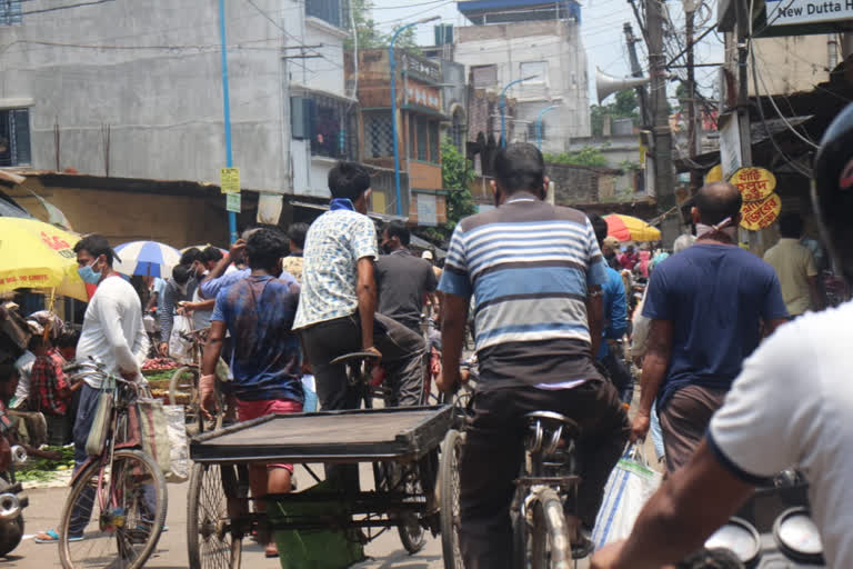 পুলিশ সুপার ওড়াচ্ছেন ড্রোন ক্যামেরা, অথচ বাজার যেন বারুনী মেলা