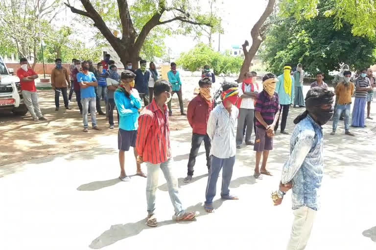 migrant labors protest to they go to their own homestates from athmakooru nellore district