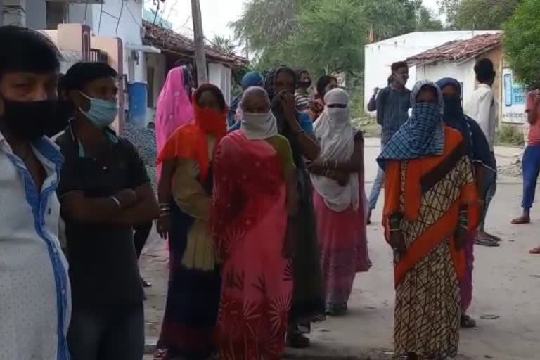 Residents of Quarantine Center protest in bilaspur