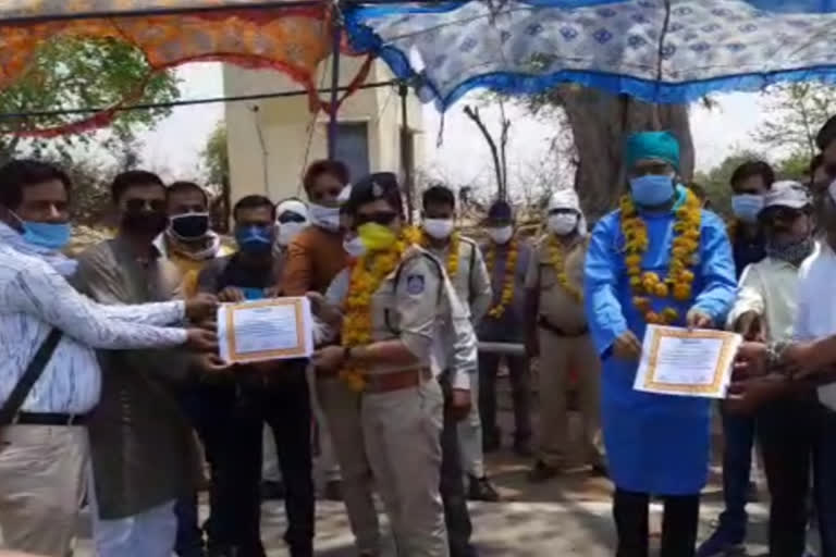 Adarsh ​​Press Club honored the Corona Warriors posted at the check post in chatarpur