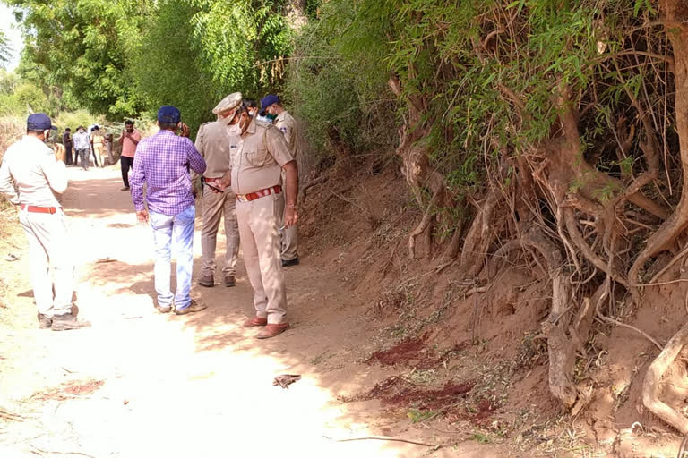 Gujarat clashes  clash between two groups  കച്ച് ജില്ല  ഗുജറാത്ത്  ഗുജറാത്തിൽ വാക്ക് തർക്കത്തെ തുടർന്ന് സംഘർഷം  മോതി ഹാമിർപാർ ഗ്രാമം  അനധികൃത മദ്യവിൽപ്പന  അഞ്ച് മരണം