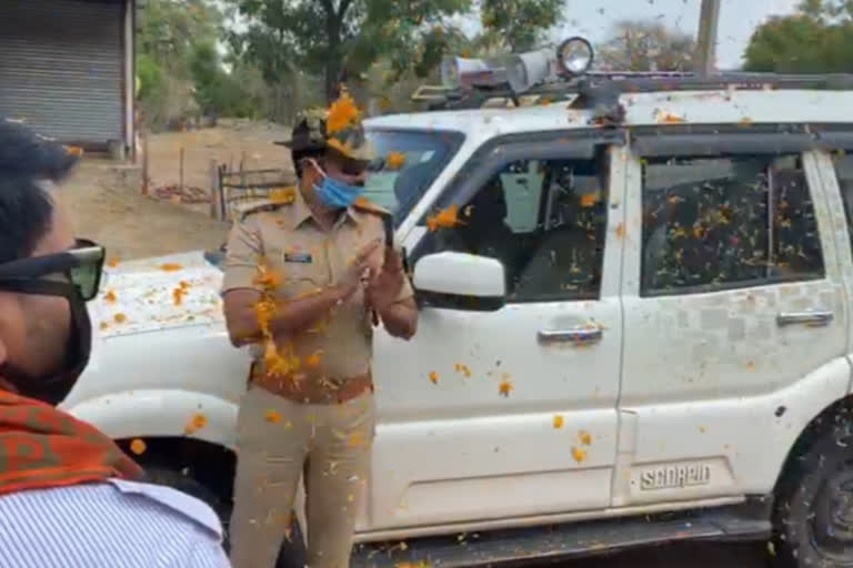 Policemen engaged in Corona war in Bhopal received a strong welcome