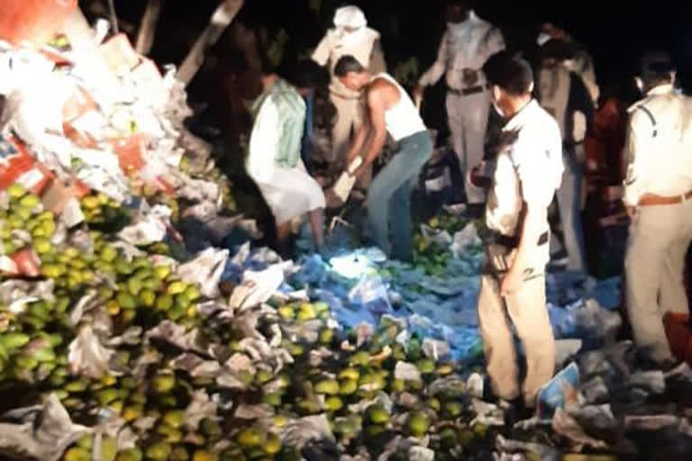 laborers died  due to Truck full of mangoes overturned