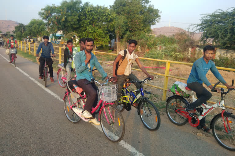 migrant labours travelling from bengaluru to uttar pradesh