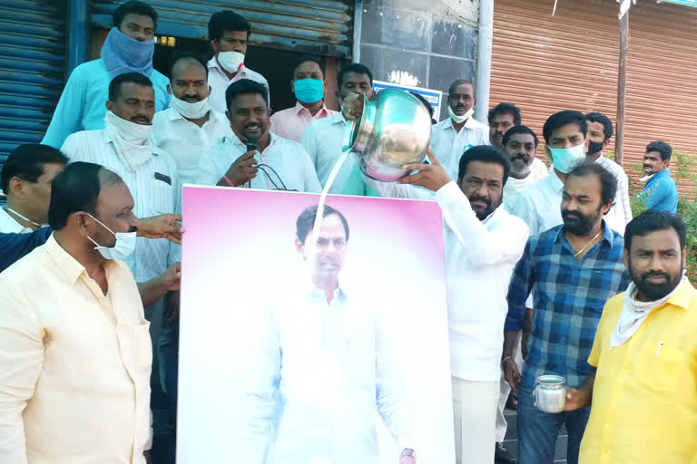 Warngal Urban District DCCB Chairman Ravindar Palabhishekam to CM KCR