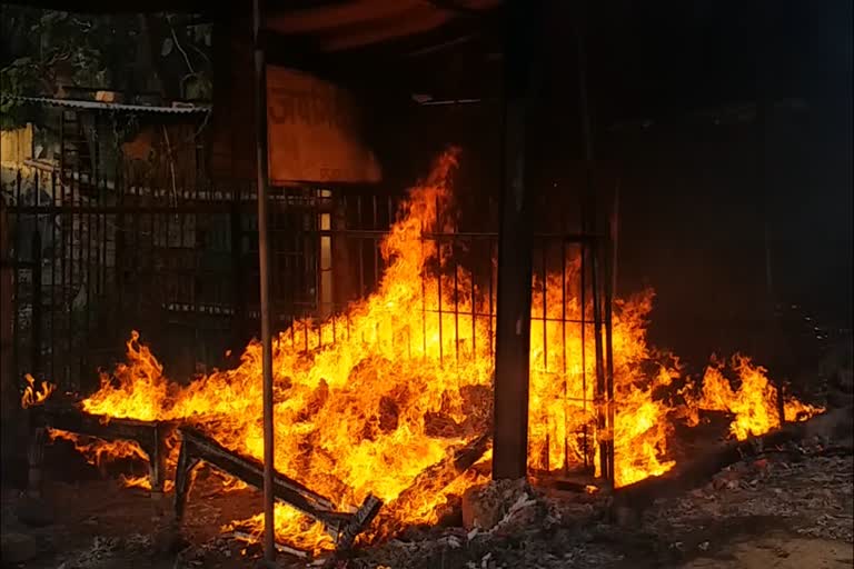 Shops burnt to ashes due to fire in vegetable market,