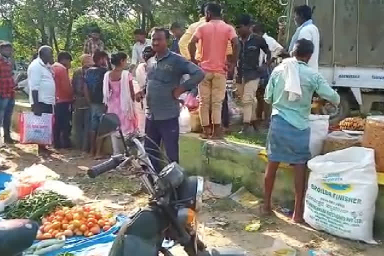 people of Tamil Nadu walk along the Kolar border.