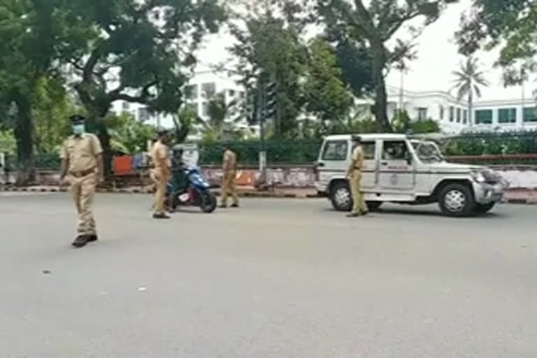 kerala sunday lockdown  സമ്പൂർണ ലോക്ക് ഡൗൺ  പൊലീസ് കേസ്  തിരുവനന്തപുരം നഗരസഭ  മ്യൂസിയം-വെള്ളയമ്പലം റോഡ്  ചാല മാർക്കറ്റ്