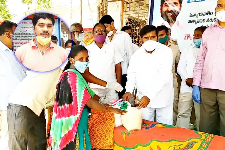 nacharam circle inspecter mahesh goud distribute groceries in pinnayipalem