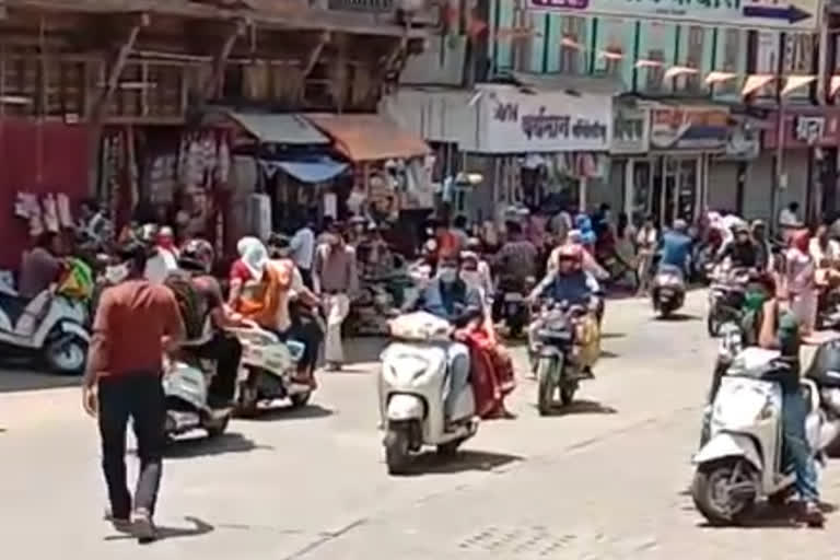 nashik people gathered in market