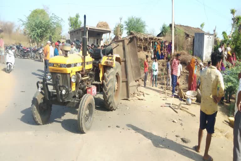 23 workers injured after tractor trolley overturn in Alirajpur