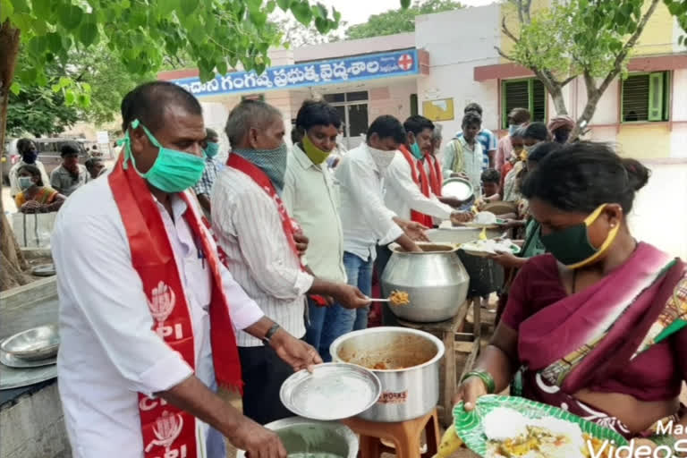 Distribute meals to patients and their assistants with lockdown in emmiganoor in kurnool district