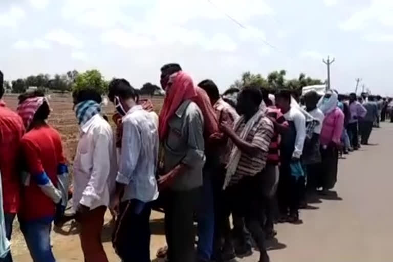 heavy lines icfront of wine shops for licuer in gannavaram krishna district